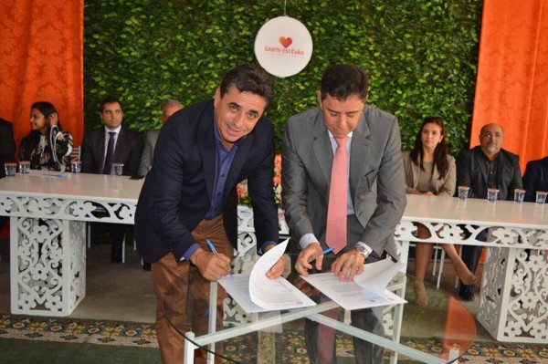 Presidente do TRE e prefeito de Santo Estevão durante assinatura do convênio de parceria